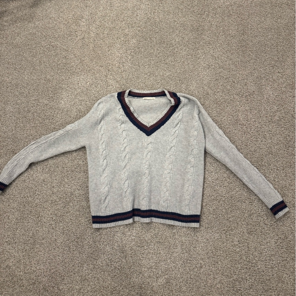SOLD Gray Sweater Size: Large